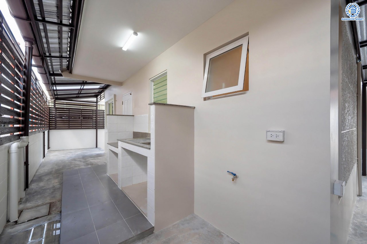 บ้านมือสองตกแต่งใหม่ โครงการ ชวนชื่น กรีนบาวด์ เนื้อที่ 54 ตร.ว. ฟังก์ชัน 3 ห้องนอน 3 ห้องน้ำ 1 ห้องอเนกประสงค์ จอดรถได้ 2 คัน บรรยากาศเงียบสงบเป็นส่วนตัว สิ่งอำนวยความสะดวกมากมาย! บนทำเลศักยภาพ หน้าโครงการติดถนนใหญ่ ใกล้จุดขึ้นทางด่วน "ศรีสมาน"